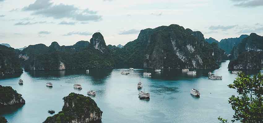 Die Halong Bay Bucht ist wohl das berühmteste Reiseziel in Vietnam