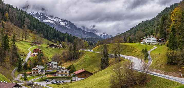 Berchtesgaden ist ein Paradies für jeden Wanderer. Es gibt zahlreiche Wanderwege für Anfänger oder Profis. Deshalb ist das Gebiet sehr beliebt zum Wandern in Deutschland.